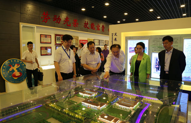 长春市人民政府贾丽娜副市长一行莅临我校考察