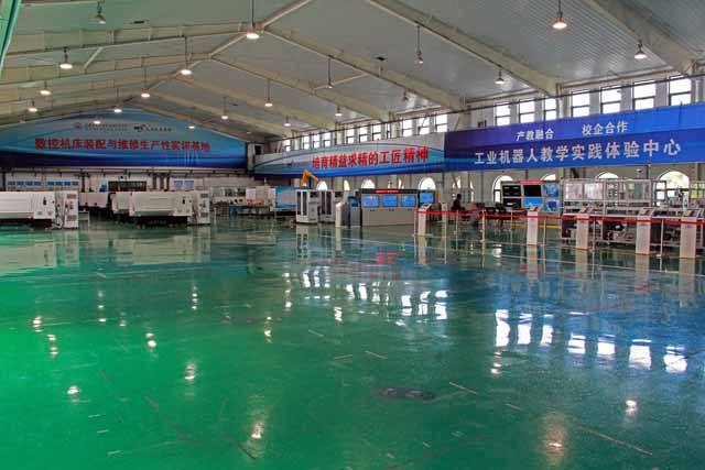中国教育新闻网：近距离接触工业机器人