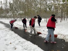 银装素裹满校园 扫雪除冰暖人心丨学院宿委会组织开展扫雪除冰活动