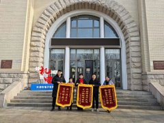 真心育学生，锦旗展真情